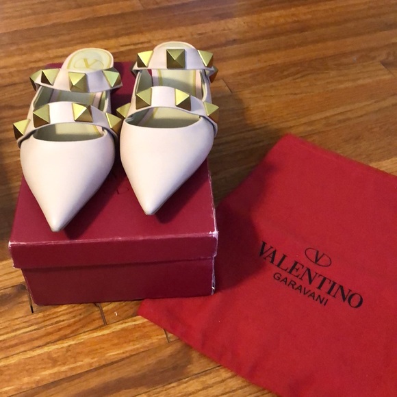 Inspired Roman studded pink pointy toe shoes. Comes with box and dust bag. - Picture 4 of 5